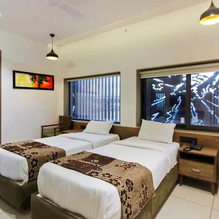 Hotel Regency Сурат Экстерьер фото