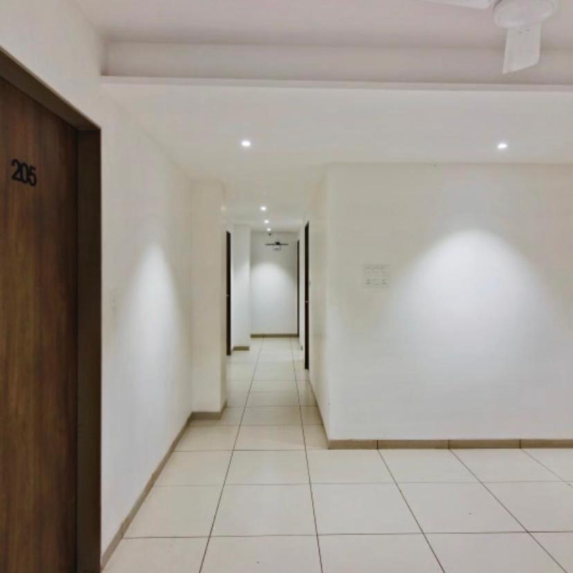 Hotel Regency Сурат Экстерьер фото