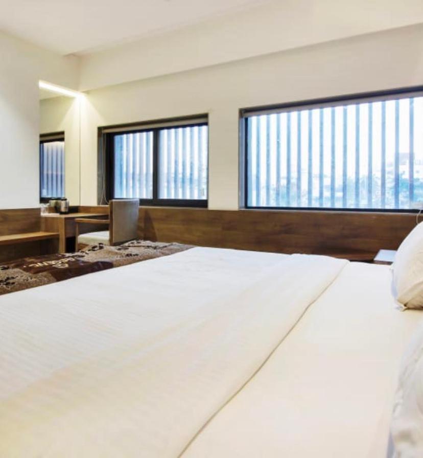 Hotel Regency Сурат Экстерьер фото