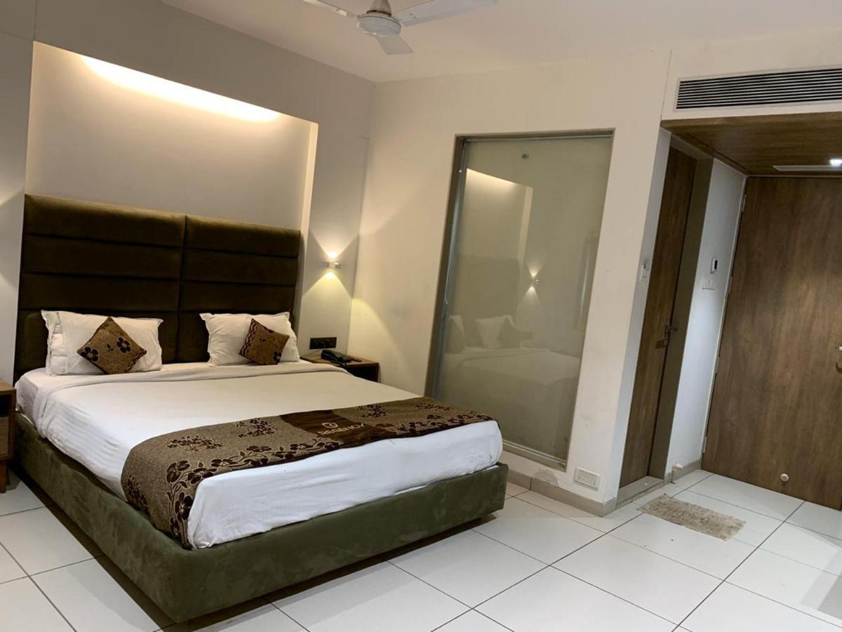 Hotel Regency Сурат Экстерьер фото
