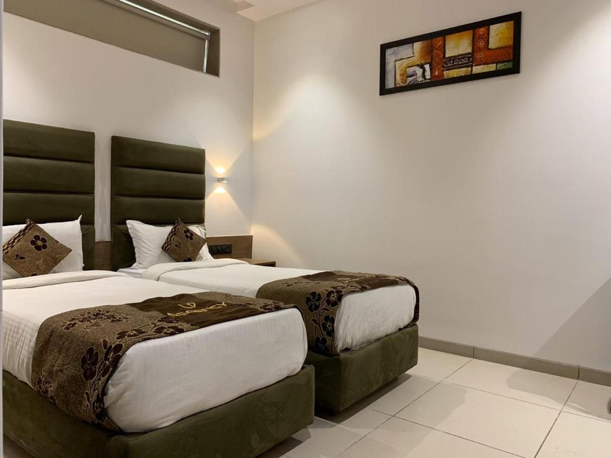 Hotel Regency Сурат Экстерьер фото
