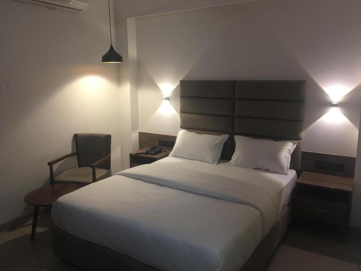 Hotel Regency Сурат Экстерьер фото