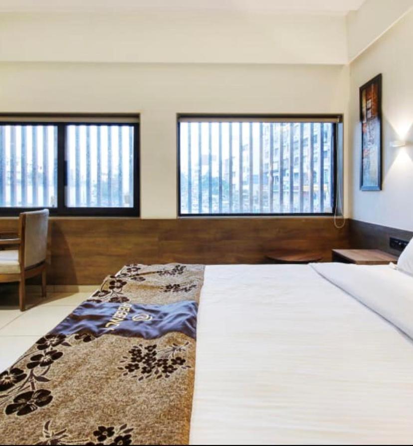 Hotel Regency Сурат Экстерьер фото